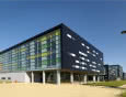 Gra kolorów i światła w przeszkleniach budynku ITŻiG w Łomży